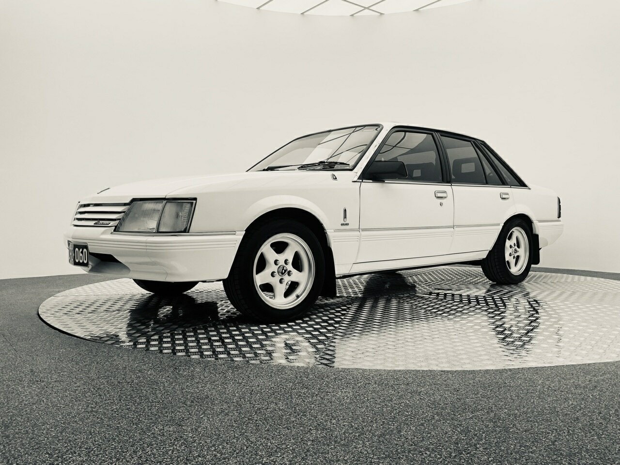 1985 HOLDEN COMMODORE VK CALAIS 333 PACK 3 SP AUTOMATIC 4D SEDAN
