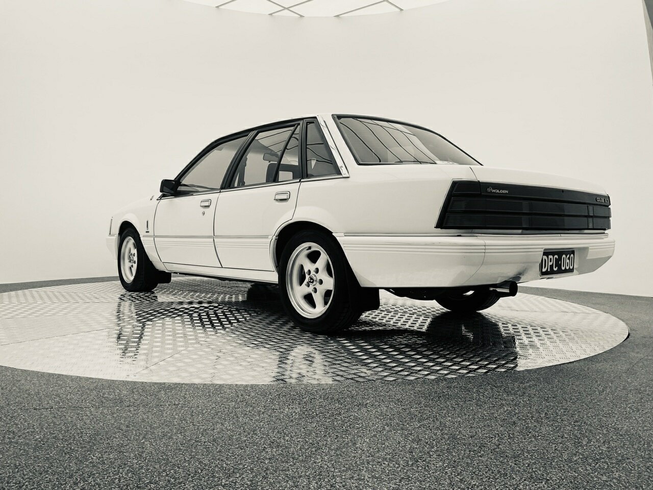 1985 HOLDEN COMMODORE VK CALAIS 333 PACK 3 SP AUTOMATIC 4D SEDAN