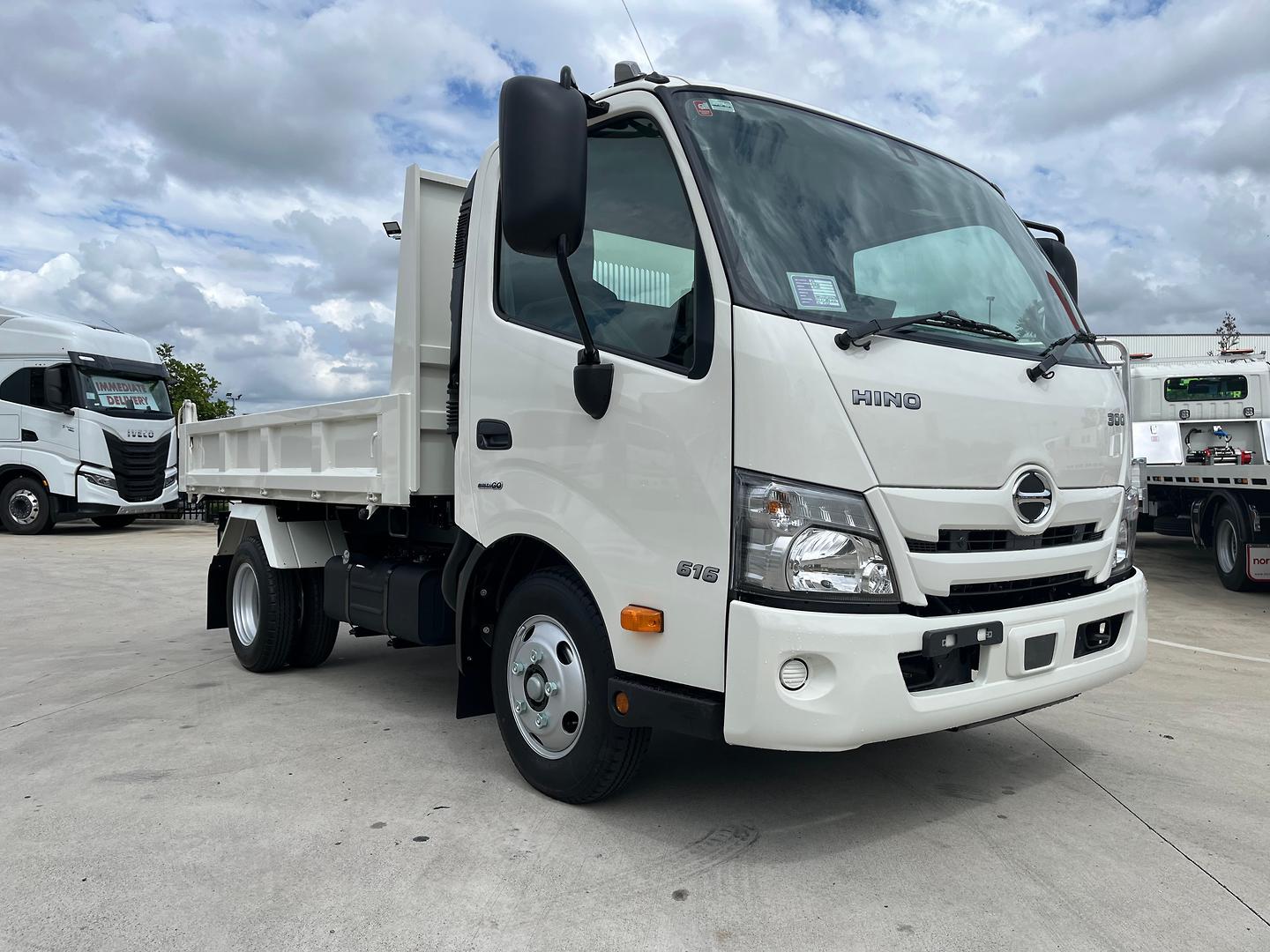 2025 HINO 300 XZU700R MY20 616 2810 WIDE 6 SP AUTO + DOUBLE O/D TIPPER