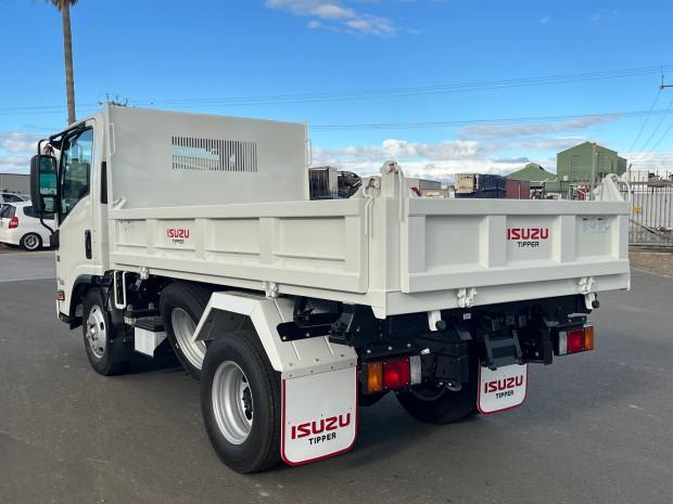 2025 ISUZU NMR 60/45-150 AMT TRI TIPPER