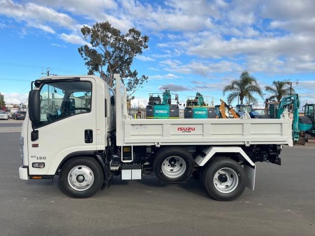 2025 ISUZU NMR 60/45-150 AMT TRI TIPPER