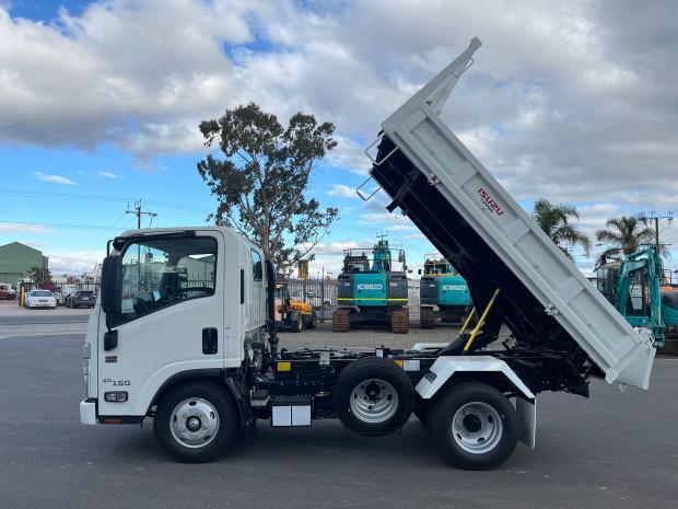 2025 ISUZU NMR 60/45-150 AMT TRI TIPPER
