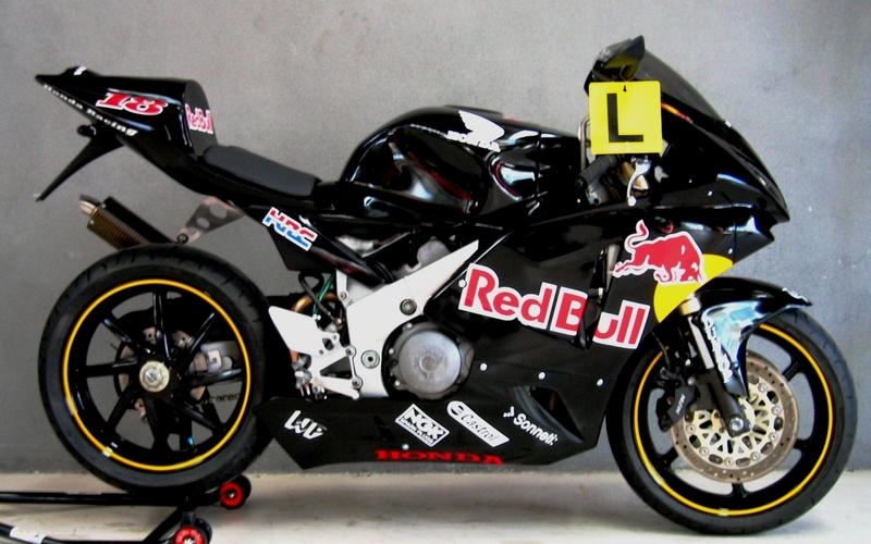 1994 HONDA RVF 400 black red bull (471-28)