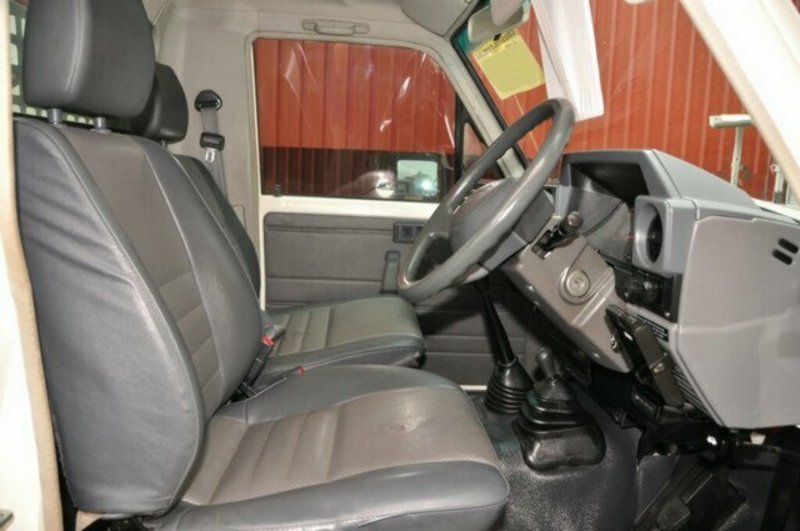 2006 TOYOTA LANDCRUISER TURBO DIESEL DX GC009820