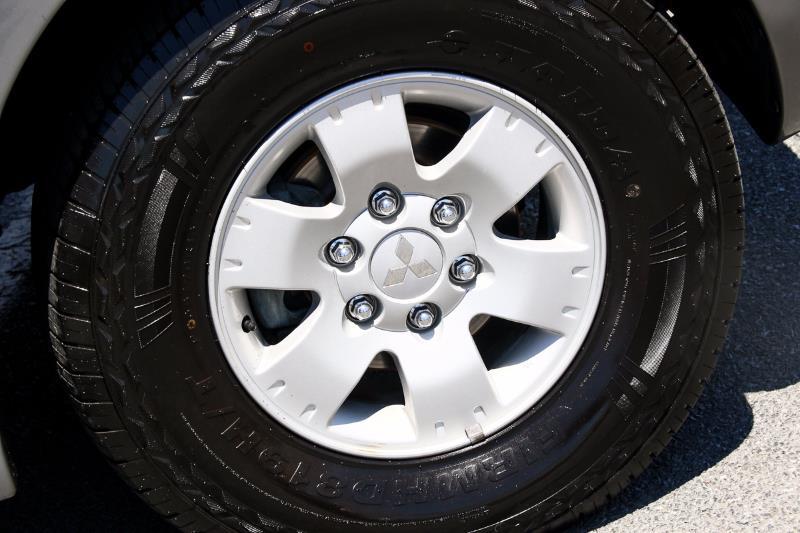 2004 MITSUBISHI PAJERO GLS NP