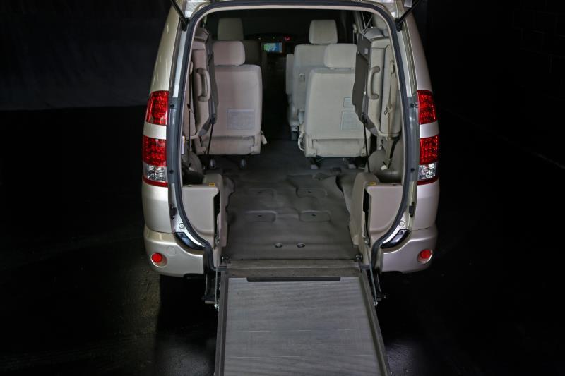 2004 TOYOTA NOAH SLOPER WHEELCHAIR RAMP