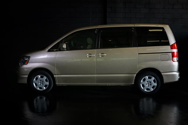 2004 TOYOTA NOAH SLOPER WHEELCHAIR RAMP