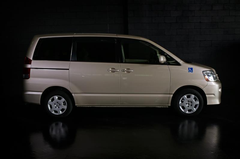 2004 TOYOTA NOAH SLOPER WHEELCHAIR RAMP