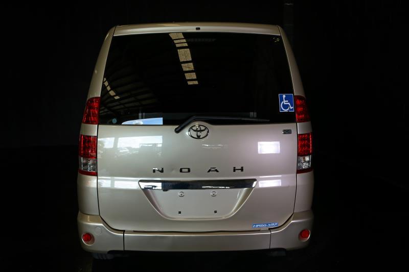 2004 TOYOTA NOAH SLOPER WHEELCHAIR RAMP