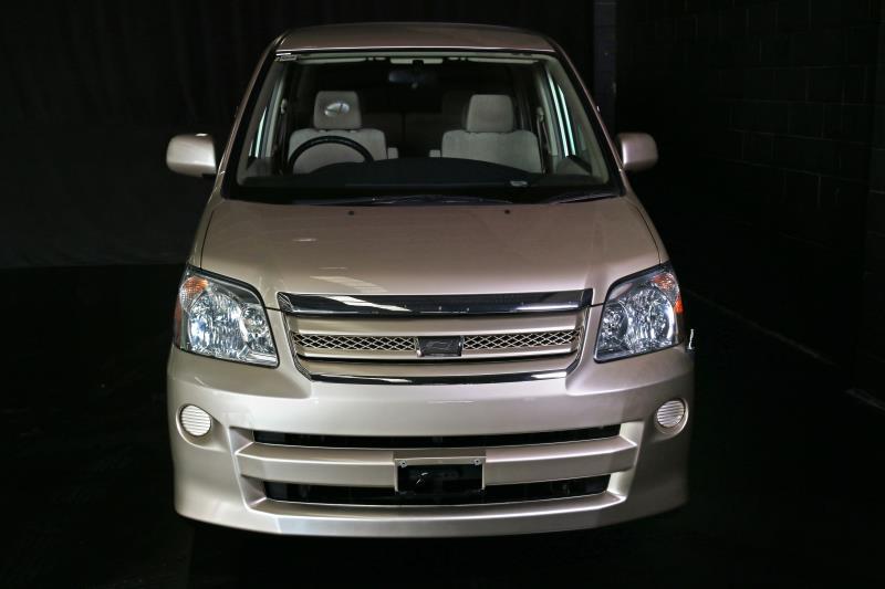 2004 TOYOTA NOAH SLOPER WHEELCHAIR RAMP