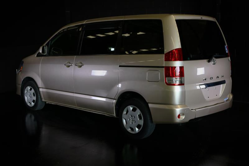 2004 TOYOTA NOAH SLOPER WHEELCHAIR RAMP
