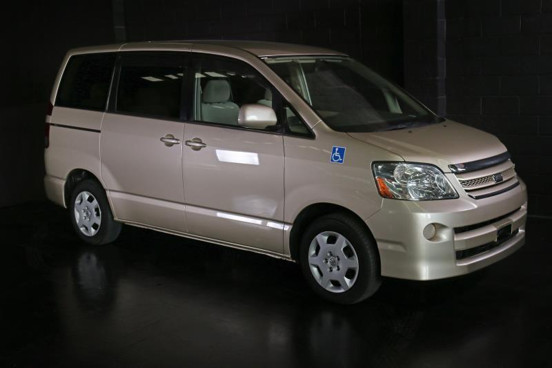 2004 TOYOTA NOAH SLOPER WHEELCHAIR RAMP