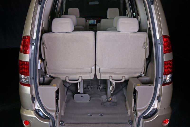 2004 TOYOTA NOAH SLOPER WHEELCHAIR RAMP