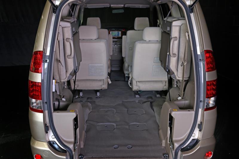 2004 TOYOTA NOAH SLOPER WHEELCHAIR RAMP