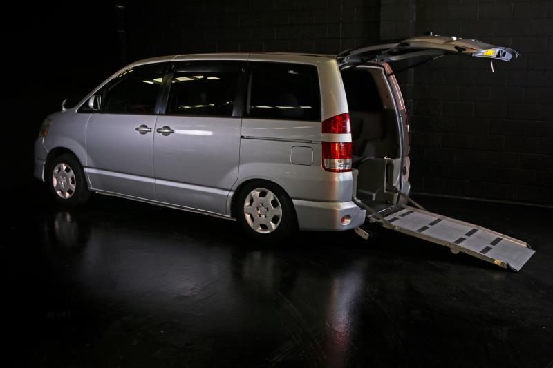 2007 TOYOTA NOAH SLOPER WHEELCHAIR RAMP
