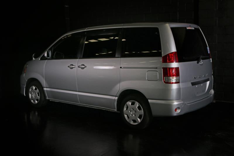 2007 TOYOTA NOAH SLOPER WHEELCHAIR RAMP