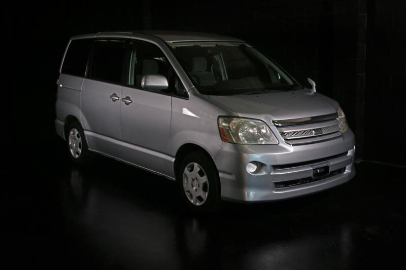 2007 TOYOTA NOAH SLOPER WHEELCHAIR RAMP