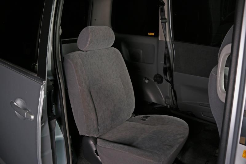 2007 TOYOTA NOAH SLOPER WHEELCHAIR RAMP
