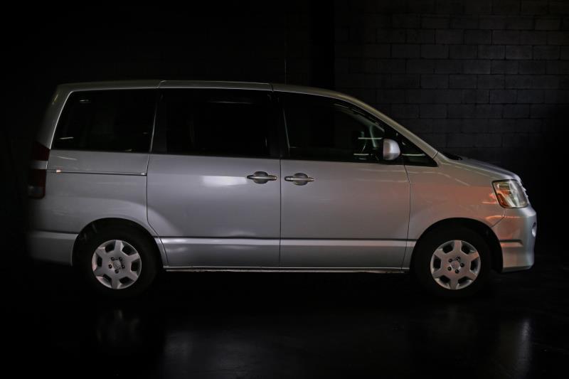 2007 TOYOTA NOAH SLOPER WHEELCHAIR RAMP