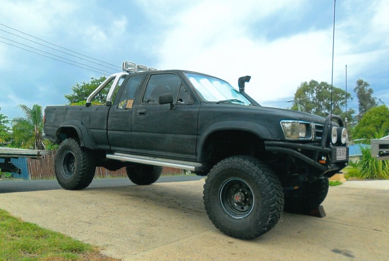 1989 TOYOTA HILUX SR5 (4x4)
