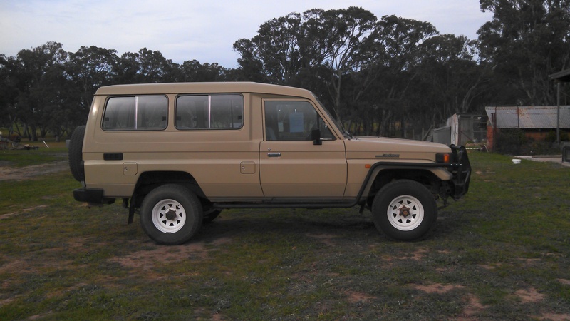 1994 TOYOTA LANDCRUISER (4x4) 11 SEAT HZJ75RV