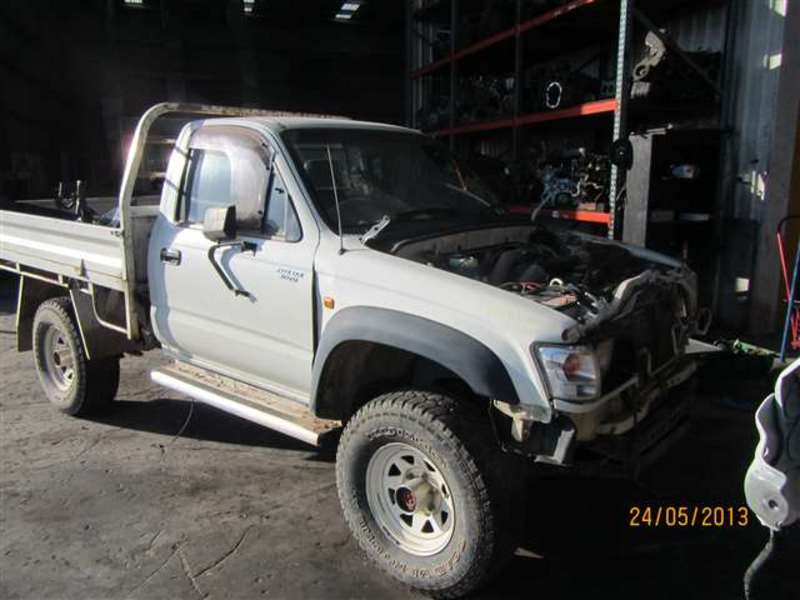 2004 TOYOTA HILUX (4x4) KZN165R