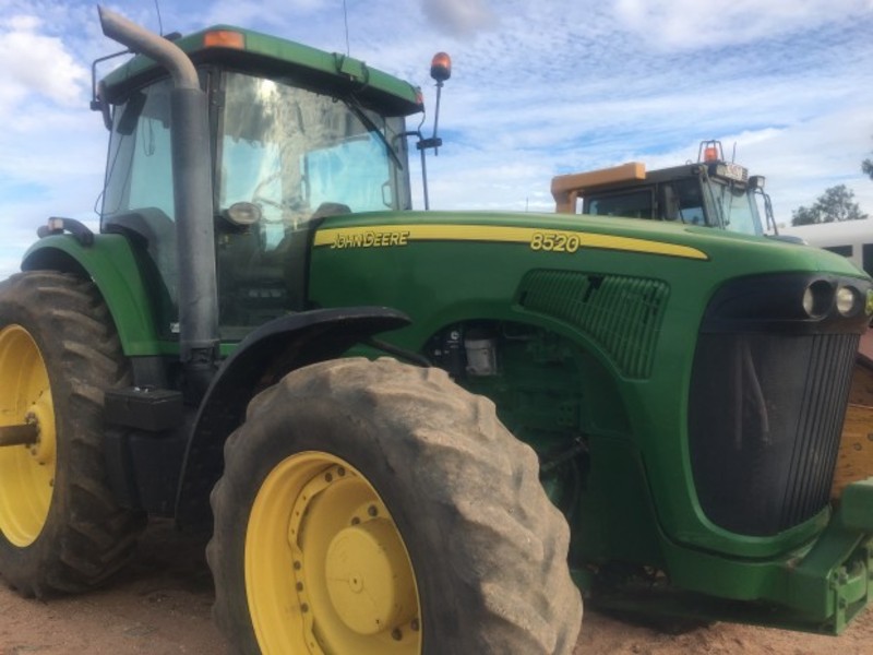 JOHN DEERE 8520 Tractor