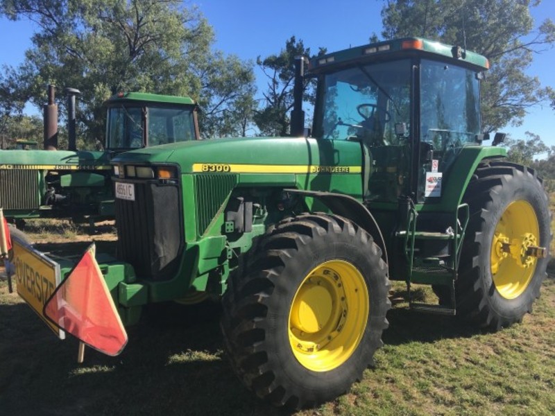 JOHN DEERE 8300 Tractor