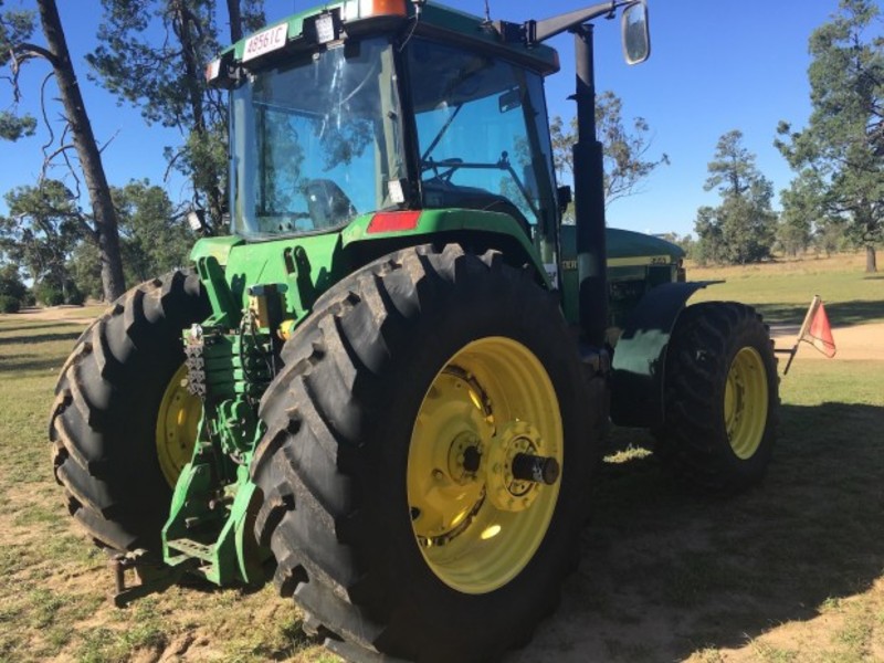 JOHN DEERE 8300 Tractor