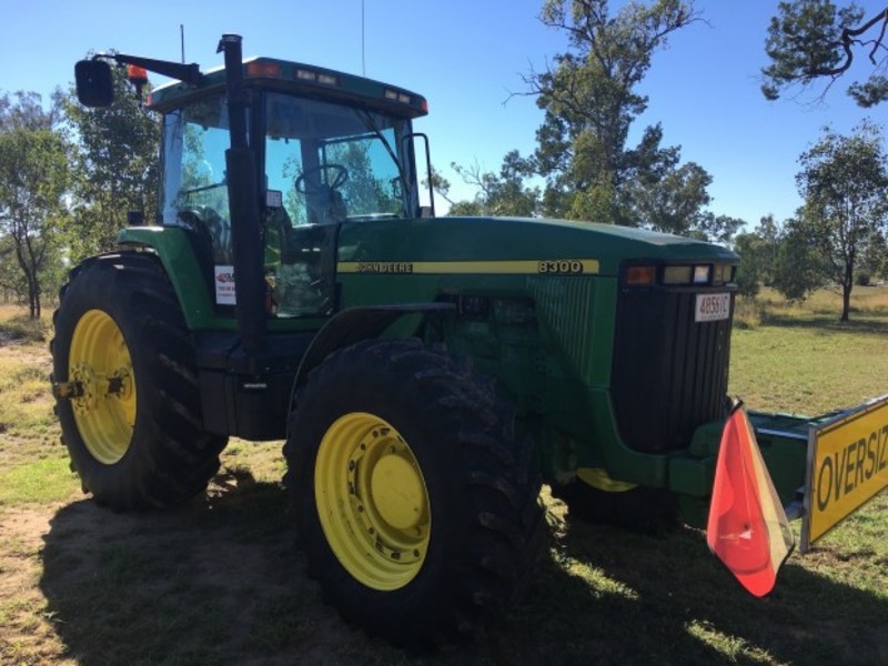 JOHN DEERE 8300 Tractor