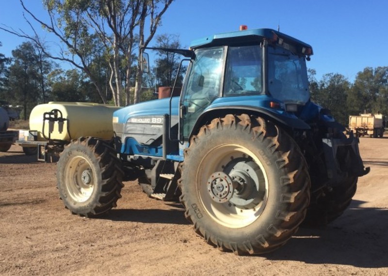 NEW HOLLAND 8970 Tractor