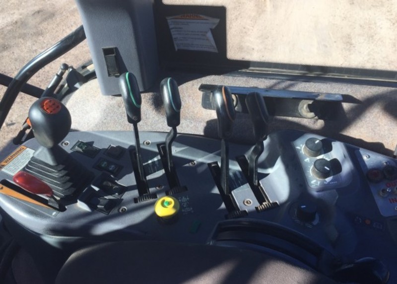 NEW HOLLAND 8970 Tractor