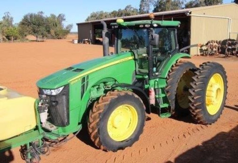 JOHN DEERE 8335R Tractor