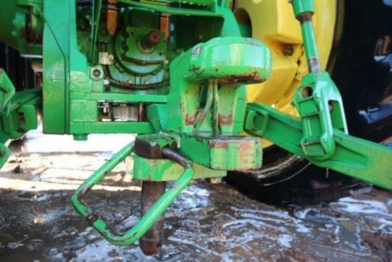 JOHN DEERE 8335R Tractor