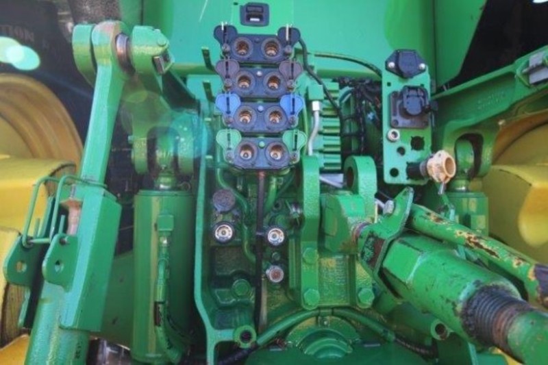 JOHN DEERE 8335R Tractor
