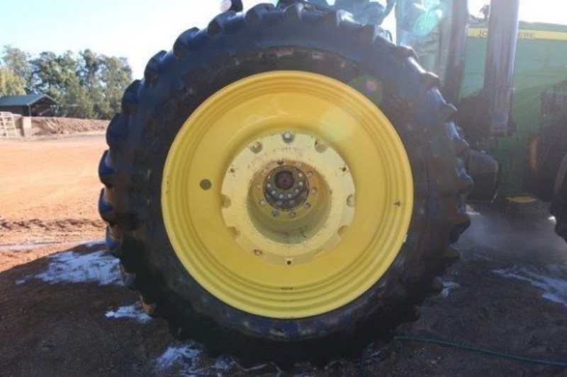JOHN DEERE 8335R Tractor