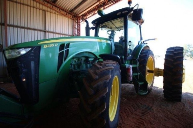 JOHN DEERE 8335R Tractor
