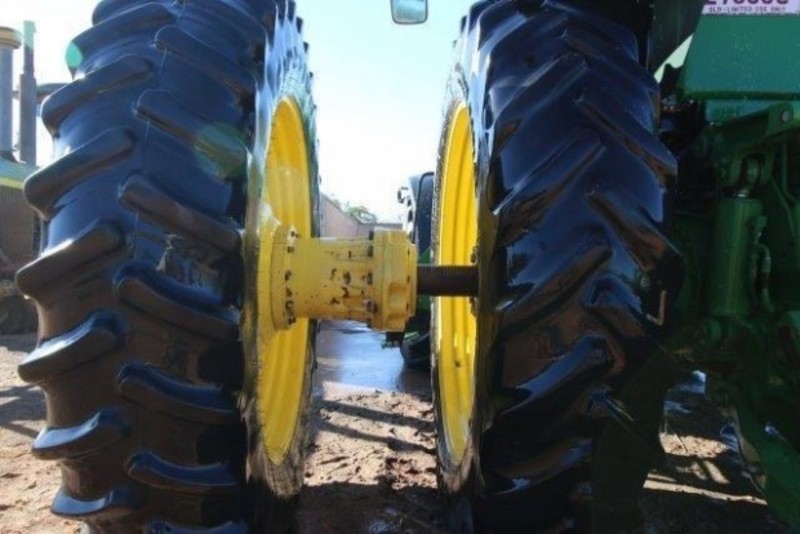 JOHN DEERE 8335R Tractor