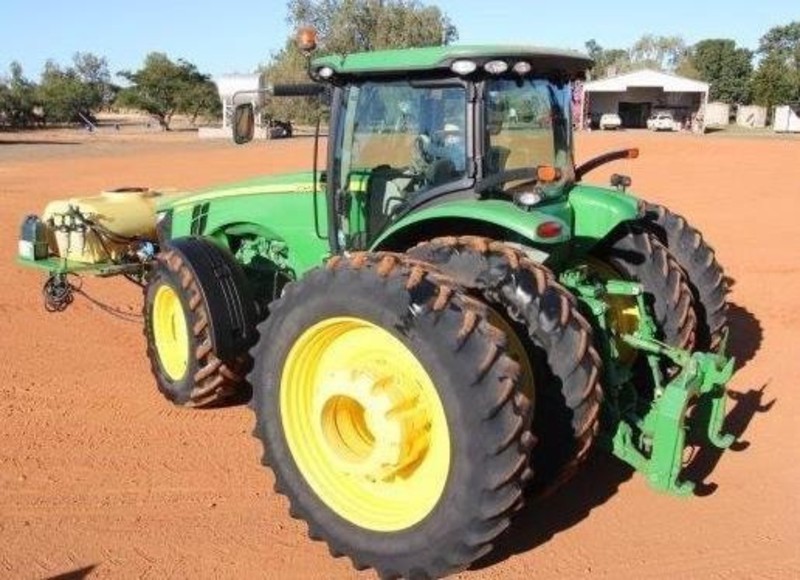 JOHN DEERE 8335R Tractor