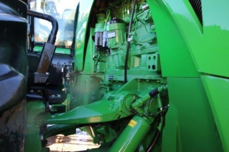 JOHN DEERE 8335R Tractor