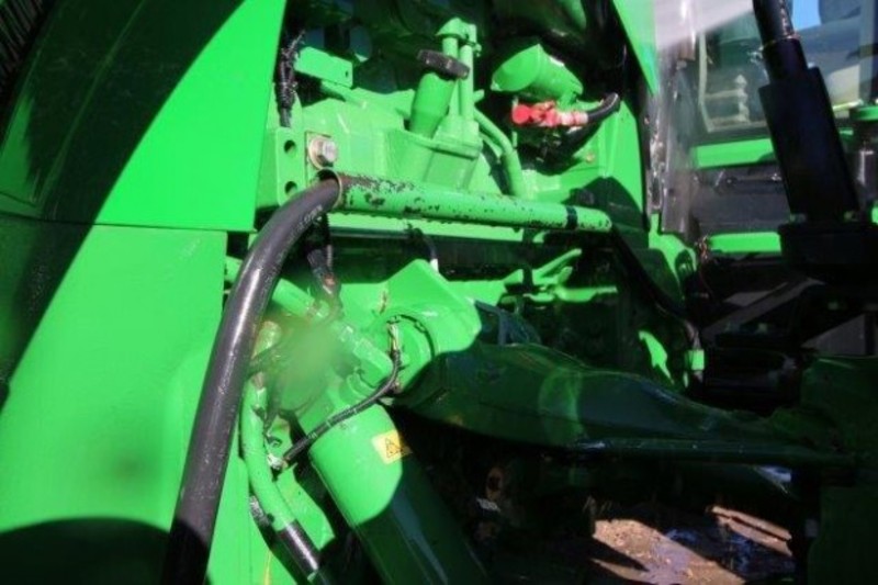 JOHN DEERE 8335R Tractor