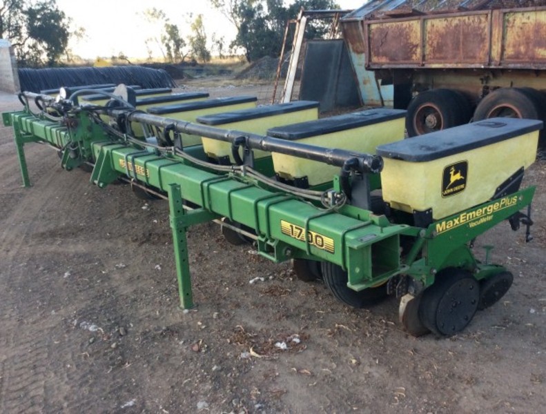 JOHN DEERE 1700 Seeding Planting Equip