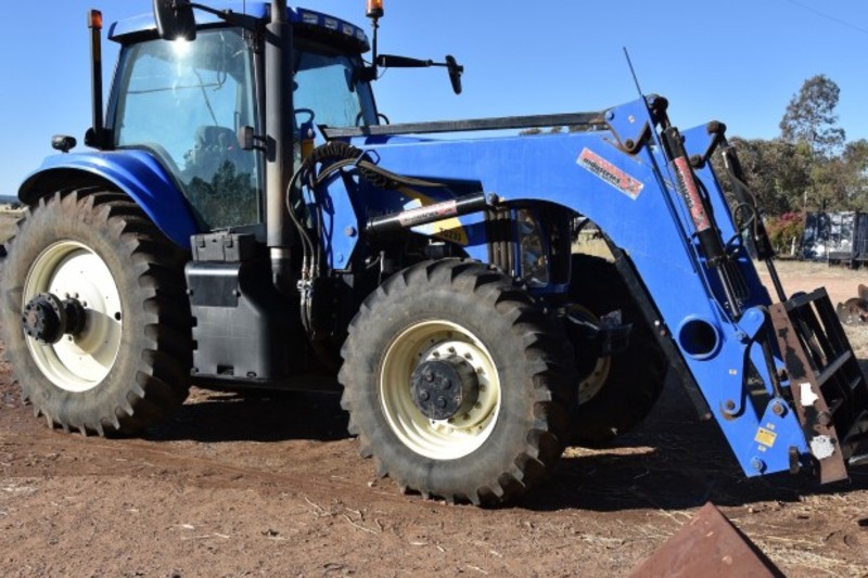 NEW HOLLAND TG230 Tractor