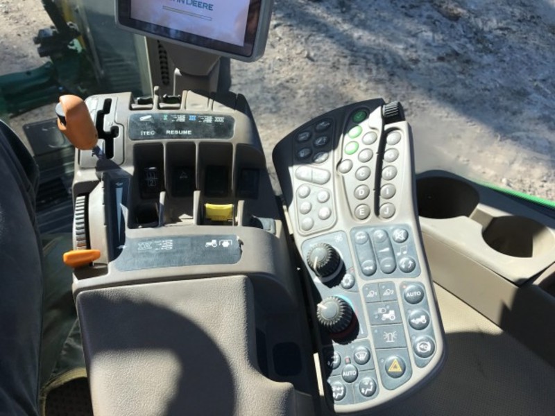 JOHN DEERE 8245R Tractor