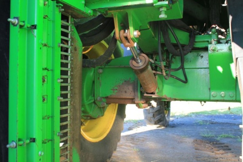 JOHN DEERE 9976 Harvester