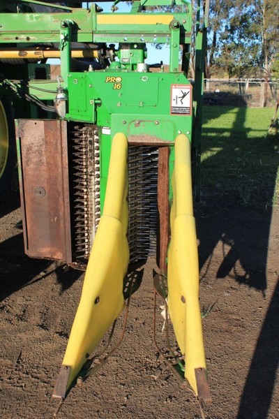 JOHN DEERE 9976 Harvester