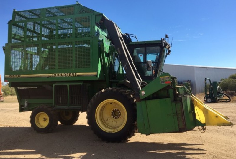 JOHN DEERE 9976 Harvester