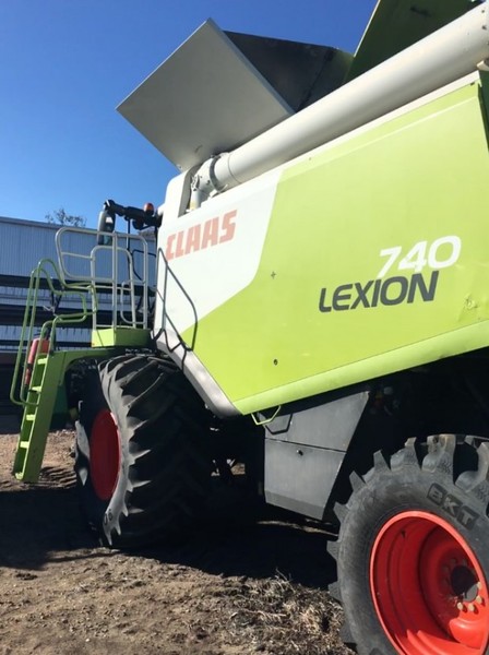Claas LEXION 740 Harvester
