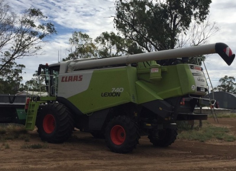 Claas LEXION 740 Harvester