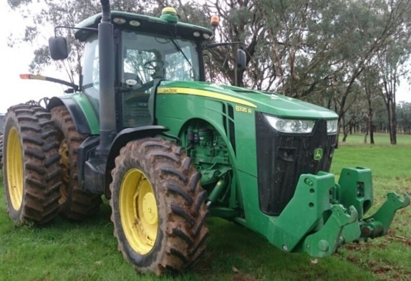 JOHN DEERE 8335R tractor